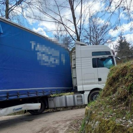 24-latek z powiatu ostrołęckiego zniszczył ciężarówką dwa budynki i całkowicie zablokował drogę