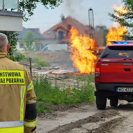 Eksplozja i pożar auta przy Cieplińskiego. Pojazd spłonął doszczętnie [WIDEO, ZDJĘCIA]