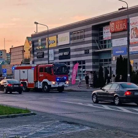 Alarm pożarowy w galerii handlowej w centrum Ostrołęki [ZDJĘCIA]