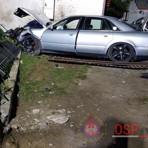 Audi uderzyło w dom. Kierowca próbował popełnić samobójstwo [NOWE ZDJĘCIA, AKTUALIZACJA]