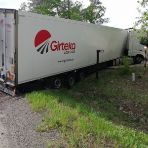 Kaszewiec: Litewska ciężarówka wpadła do rowu [ZDJĘCIA]