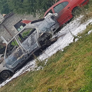 Pożar w Brzeźnie. Uszkodzone dwa auta [ZDJĘCIA]