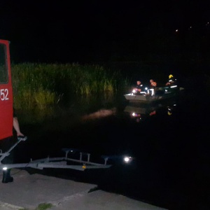 Utknął na wyspie na Narwi. Musieli interweniować strażacy [ZDJĘCIA]