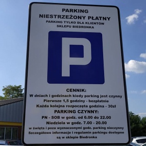 Słona opłata za parking pod Biedronką. Rzecznik sieci dyskontów wyjaśnia.