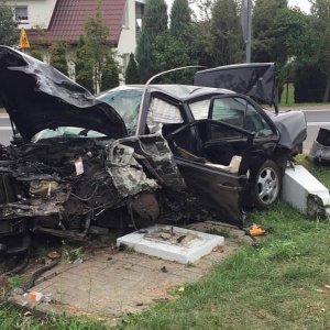 Poważny wypadek w Olszewce. Jedno auto wpadło na teren szkoły, drugie staranowało kapliczkę [ZDJĘCIA]
