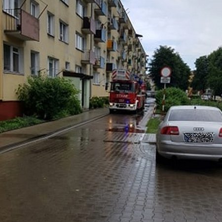 4-letnie dziecko zatrzaśnięte samo w mieszkaniu. Interweniowała straż pożarna [FOTO]