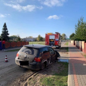 Wypadek pod Baranowem. Pijany kierowca jechał po chodniku, zniszczył kilka ogrodzeń [ZDJĘCIA]