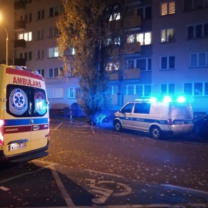 Tragedia w centrum Ostrołęki. Mężczyzna wyskoczył z wieżowca przy ulicy Prądzyńskiego [ZDJĘCIA]