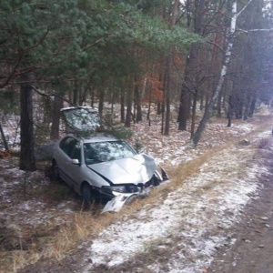 Kraksa pod Baranowem. Kierowca osobówki wypadł z drogi [FOTO]