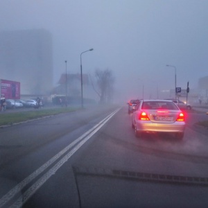 Mgła mocno utrudnia ruch w Ostrołęce. Warunki pogarszają się z każdą minutą [ZDJĘCIA]