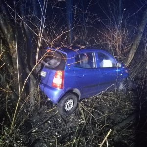 Wypadek pod Troszynem. Kia w rowie, kierująca w szpitalu