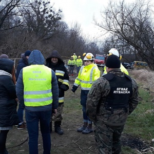 Znamy przyczynę wycieku substancji ropopochodnych do Narwi [ZDJĘCIA]