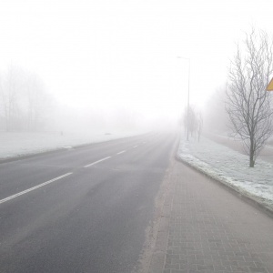 Fatalne warunki na lokalnych drogach. Mgła znacząco ogranicza widoczność 