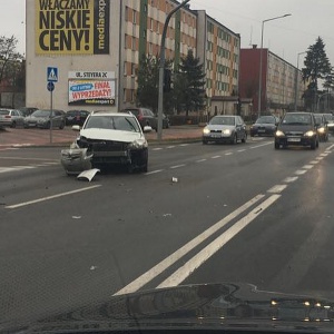 Zderzenie osobówek w centrum Ostrołęki. Uwaga na utrudnienia w ruchu [ZDJĘCIA]