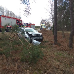 Kraksa na ulicy Ostrołęckiej w Białobieli. 42-letnia kobieta trafiła do szpitala [ZDJĘCIA]