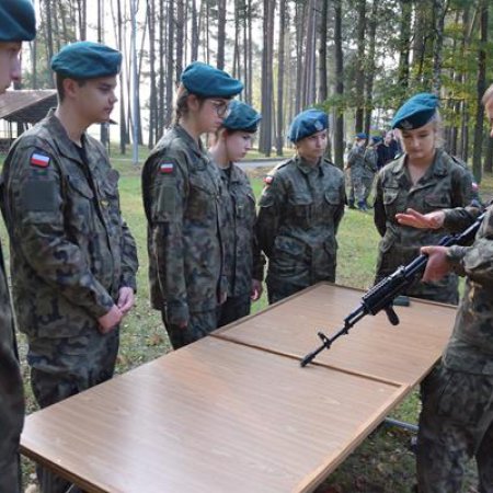 Adepci „mundurówki” z II SLO na ćwiczeniach w jednostce wojskowej w Lipowcu [ZDJĘCIA]