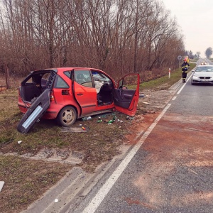 Wypadek na trasie z Łomży do Ostrołęki. Mercedes dachował, kierowcy... brak
