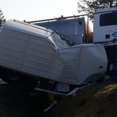 Zderzenie busa z ciężarówką wiozącą mleko. Jedna osoba trafiła do szpitala [ZDJĘCIA]