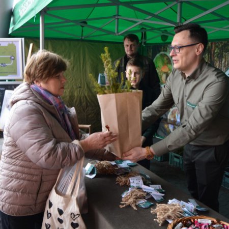1200 sadzonek w zamian za elektrośmieci i zużytą makulaturę