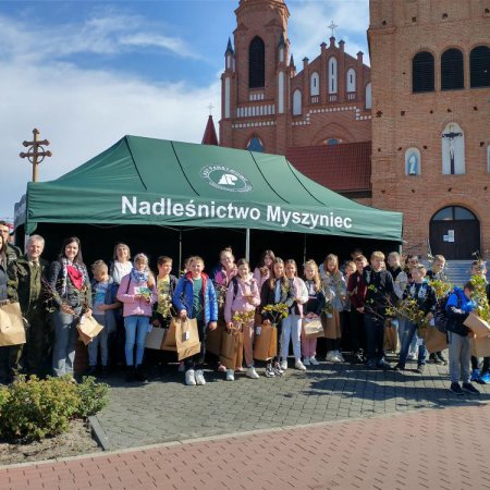 Akcja "sadziMY". Leśnicy rozdawali chętnym sadzonki [ZDJĘCIA]