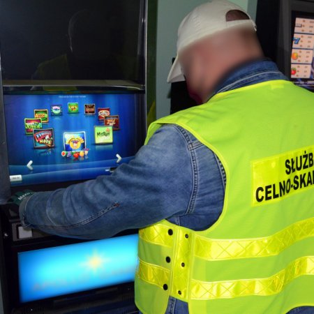 Salon gier z nielegalnymi automatami zlikwidowany w Ostrołęce [ZDJĘCIA]