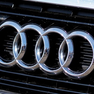 Uszkodził renault i odjechał. Kierowcy audi poszukuje ostrołęcka policja