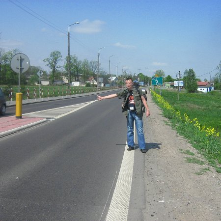 Trzech Ukraińców szło środkiem ruchliwej krajówki i łapało „stopa”. Byli kompletnie pijani!