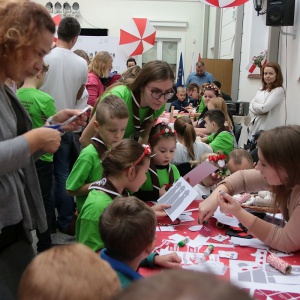 Tłumy na warsztatach „Barwy Niepodległej” w Muzeum Kultury Kurpiowskiej [ZDJĘCIA]