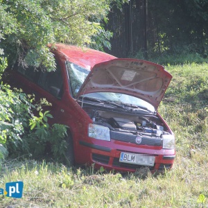 Wypadek na DK-61. Auto w rowie, kierująca w szpitalu [ZDJĘCIA]