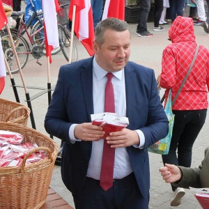 Biało-czerwona dla mieszkańców od samorządu [ZDJĘCIA]