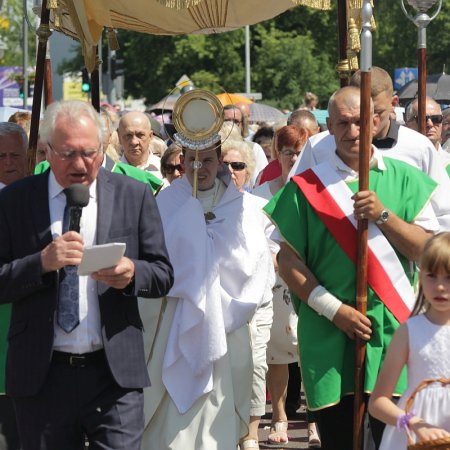 Procesje Bożego Ciała w Ostrołęce. Tysiące wiernych na ulicach miasta [WIDEO, ZDJĘCIA]