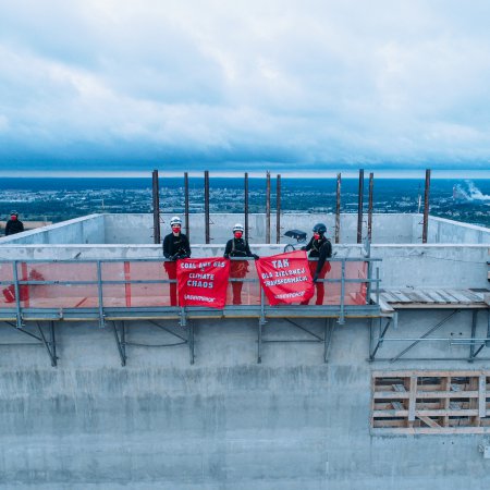Aktywiści Greenpeace na szczycie wież elektrowni Ostrołęka C. Tak wygląda ich protest [WIDEO, ZDJĘCIA]