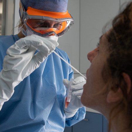 Raport Ministerstwa Zdrowia o epidemii. Dziś ponad 21 tysięcy nowych zakażeń, zmarło blisko 700 osób