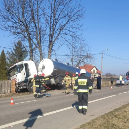 Wypadek w Obierwi. Wjechał cysterną w ogrodzenie [ZDJĘCIA]