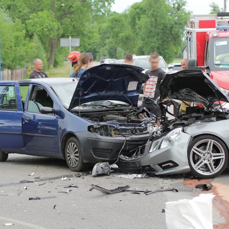 Wypadek w Czarnowcu. Zderzenie mercedesa z fiatem [ZDJĘCIA]