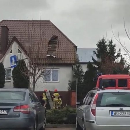 Uszkodzony dach domu na Kaczyńskiej w Ostrołęce [WIDEO]