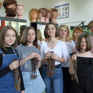 Uczennice „piątki” oddały swoje włosy fundacji Rak’n’Roll [ZDJĘCIA]