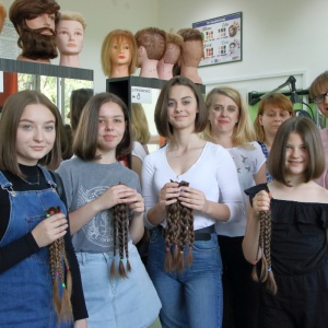 Uczennice „piątki” oddały swoje włosy fundacji Rak’n’Roll [ZDJĘCIA]
