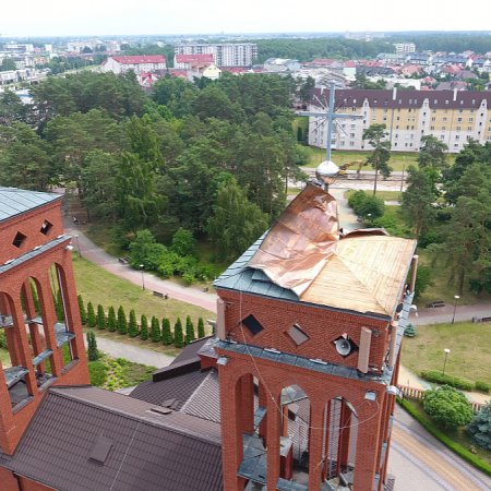 Tak wygląda uszkodzony przez wichurę dach kościoła pw. Zbawiciela Świata w Ostrołęce [ZDJĘCIA]