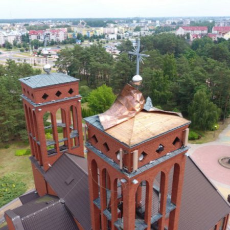 Wichura zerwała dach z wieży kościoła. Wkrótce ruszy naprawa