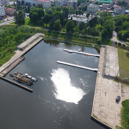 Co dalej z szumnie zapowiadanym remontem portu w Ostro&#322;&#281;ce?