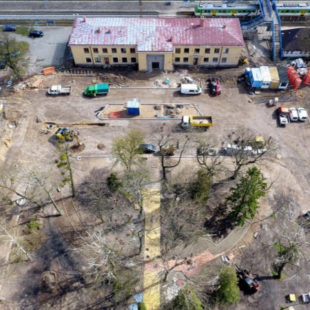 Budowa Multicentrum. Z budynku zniknęły neony "Ostrołęka" i "Dworzec Kolejowy" [WIDEO, ZDJĘCIA]