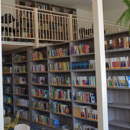 Książka na telefon. Biblioteka w Kadzidle dostarcza czytelnikom książki do domu