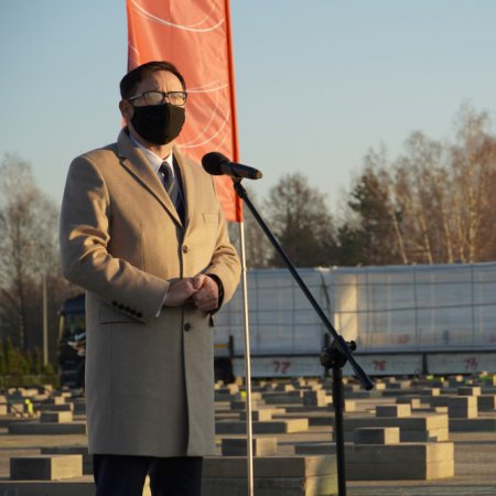 Szef Orlenu na placu budowy szpitala tymczasowego w Ostrołęce. "Prace idą pełną parą" [WIDEO, ZDJĘCIA]