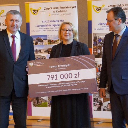 Niemal 800 tysięcy złotych wsparcia na przebudowę boiska ZSP w Kadzidle [ZDJĘCIA]