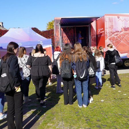 Duże zainteresowanie Mobilnym Muzeum Wirtualnego Teatru Historii „Niepodległa" [ZDJĘCIA]