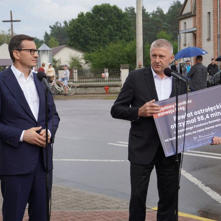 Symboliczny czek dla powiatu ostrołęckiego. Premier gościł w Dłutówce [WIDEO, ZDJĘCIA]