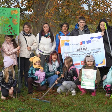 Erasmus + w Szkole Podstawowej w Rzekuniu. Uczniowie zbierali kasztany dla małej Zuzi [ZDJĘCIA]