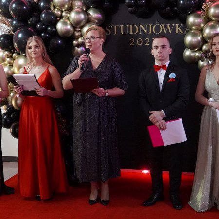 Studniówka 2023. Zabawa uczniów ZSP w Kadzidle [WIDEO, ZDJĘCIA]