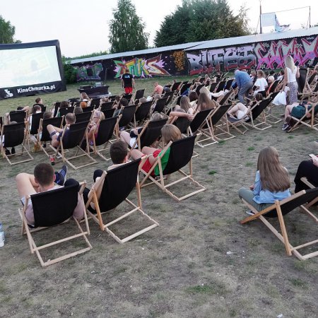 Plenerowe kino letnie na plaży w Ostrołęce: "Palm Springs" [ZDJĘCIA]